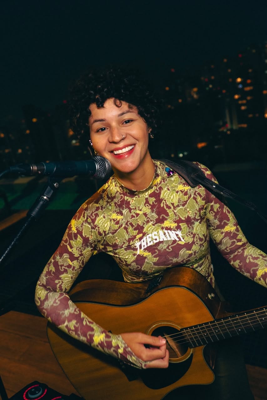 GAVIÊ sorrindo com o violão